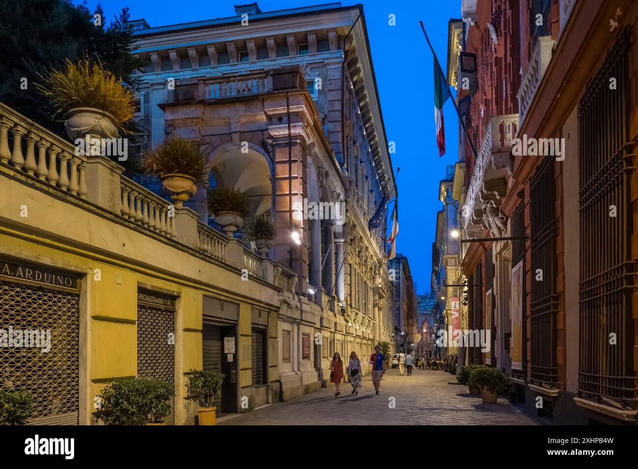 Italien, Ligurien, Genua, Rolli-Palast, das von der UNESCO zum Weltkulturerbe erklärt wurde, befindet sich heute in der Strada Nuova über Garibaldi, dem Palazzo Doria-Tursi links und dem P Stockfoto