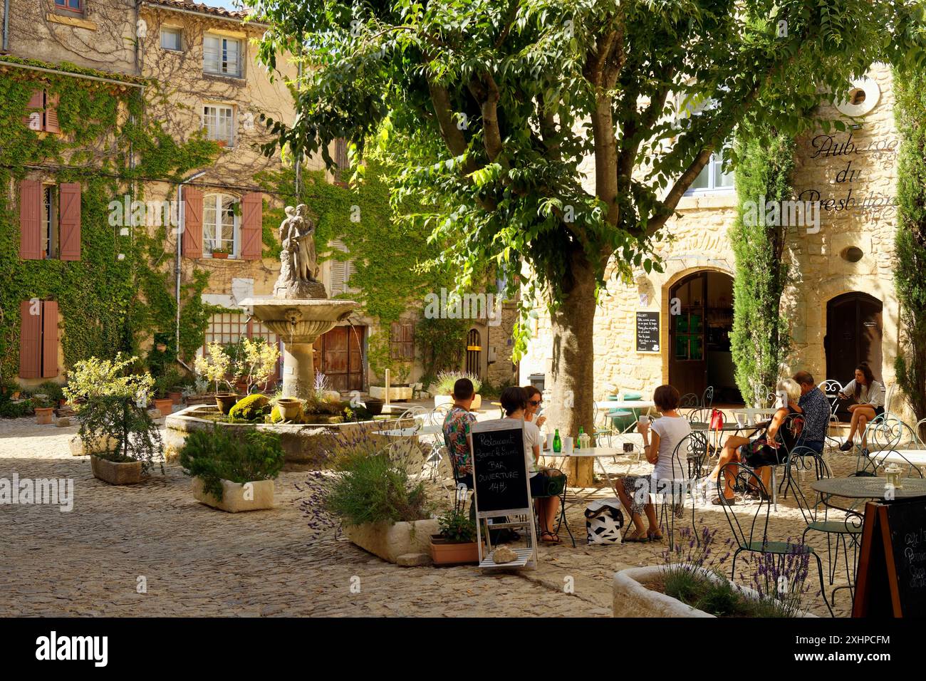 Frankreich, Vaucluse, regionaler Naturpark Luberon, Saignon, am Felsen von Bellevue liegenes Dorf, Brunnen auf dem Hauptplatz von der Bildhauerei Stockfoto