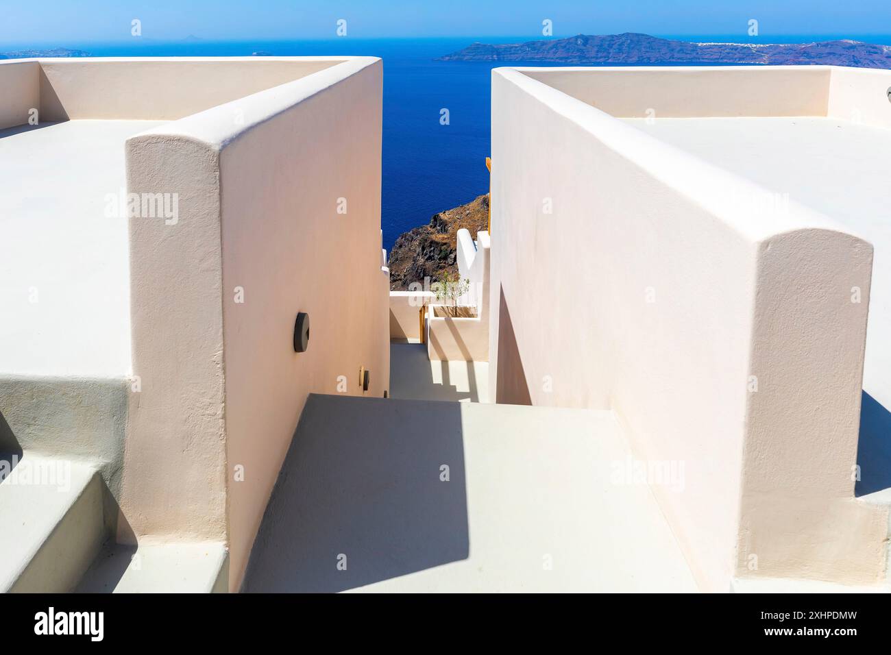 Griechenland, die Kykladen, die Insel Santorin (Thera oder Thira), das Dorf Fira, ein typisches Haus mit farbigen Wänden mit Blick auf die Bucht von Santorin und das Bl Stockfoto