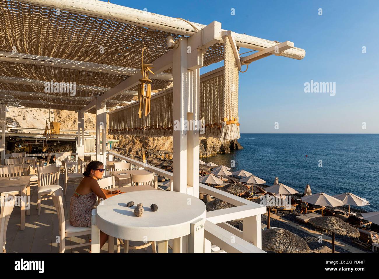 Griechenland, die Kykladen, Santorini Insel (Thera oder Thira), Weißer Strand, Strandbar Stockfoto