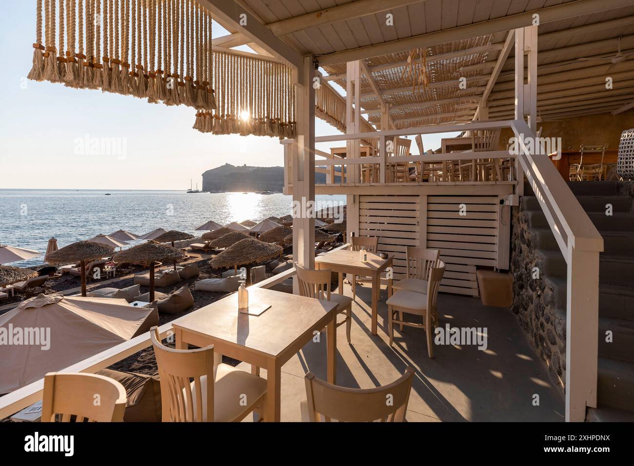 Griechenland, die Kykladen, Santorini Insel (Thera oder Thira), Weißer Strand, Strandbar Stockfoto