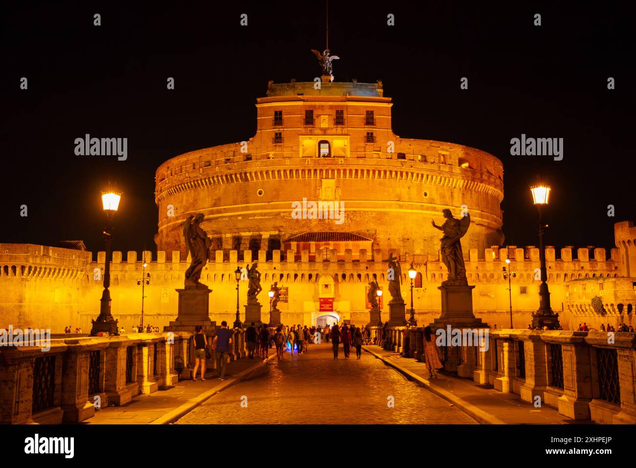 Castel Sant'Angelo oder Hadrians Mausoleum mit Ponte Sant'Angelo im Vordergrund, Rom, Italien. Stockfoto