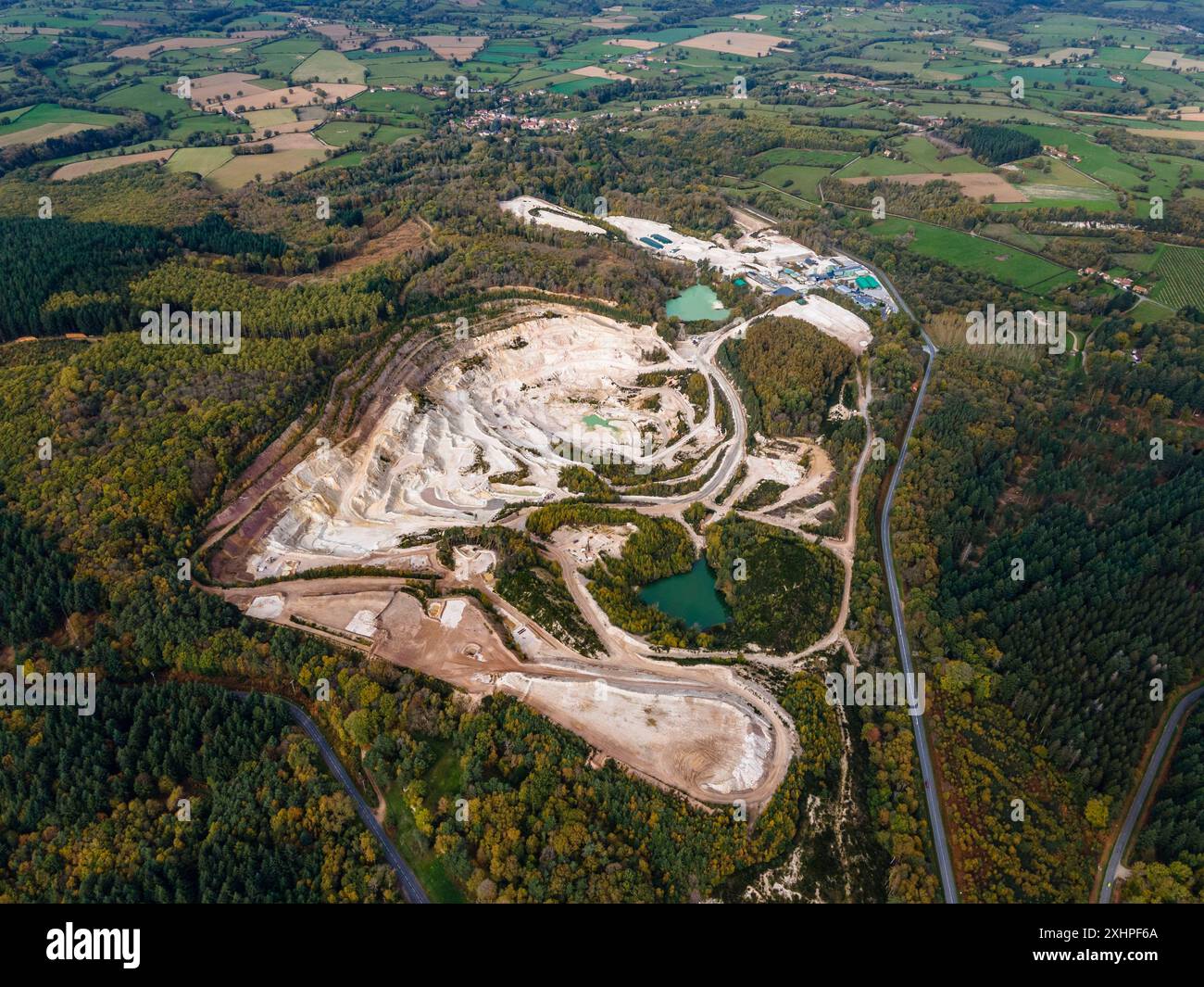 Frankreich, Allier, Echassieres, Beauvoir Kaolin und Lithiummine, Firma Ymerys Ceramics France (Luftaufnahme) Stockfoto