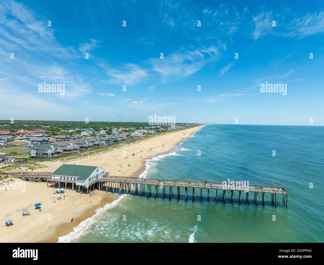 Blick aus der Vogelperspektive auf den Kitty Hawk Pier und den Strand beliebtes Touristenziel in den Outer Banks, North Carolina Stockfoto