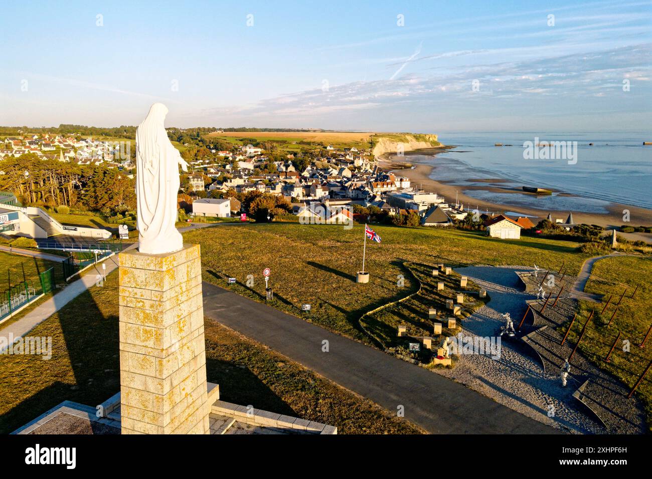 Frankreich, Calvados, Arromanches les Bains, die Statue der Jungfrau Maria, die 1911 über dem künstlichen Hafen des D Day und Cap Manvieux Cliffs i errichtet wurde Stockfoto