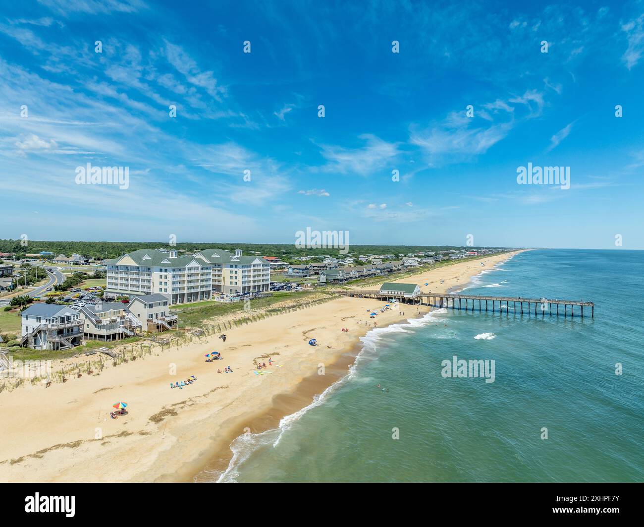 Blick aus der Vogelperspektive auf den Kitty Hawk Pier und den Strand beliebtes Touristenziel in den Outer Banks, North Carolina Stockfoto