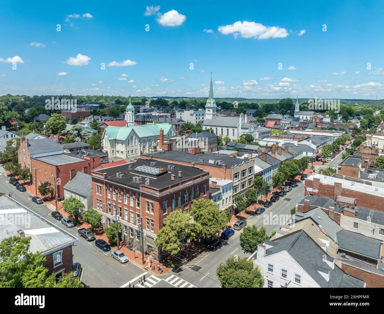 Blick aus der Vogelperspektive Fredericksburg Virginia mit Circuit Court Gebäude, historischem Geschäftsviertel, Baptistenkirche, Chatham Brücke über den Rappahannock River Stockfoto