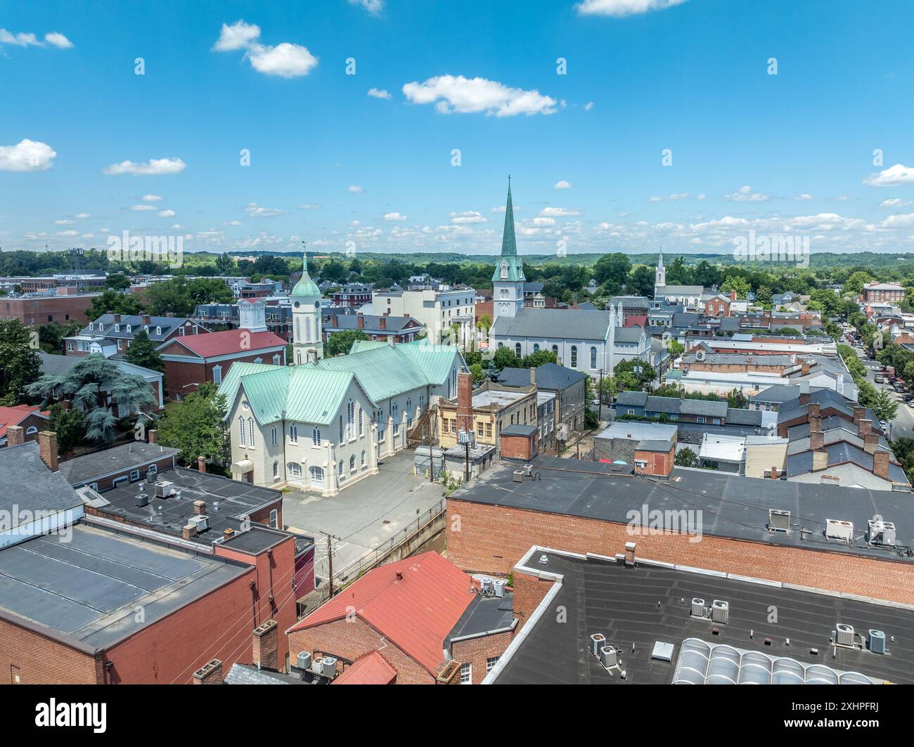 Blick aus der Vogelperspektive Fredericksburg Virginia mit Circuit Court Gebäude, historischem Geschäftsviertel, Baptistenkirche, Chatham Brücke über den Rappahannock River Stockfoto
