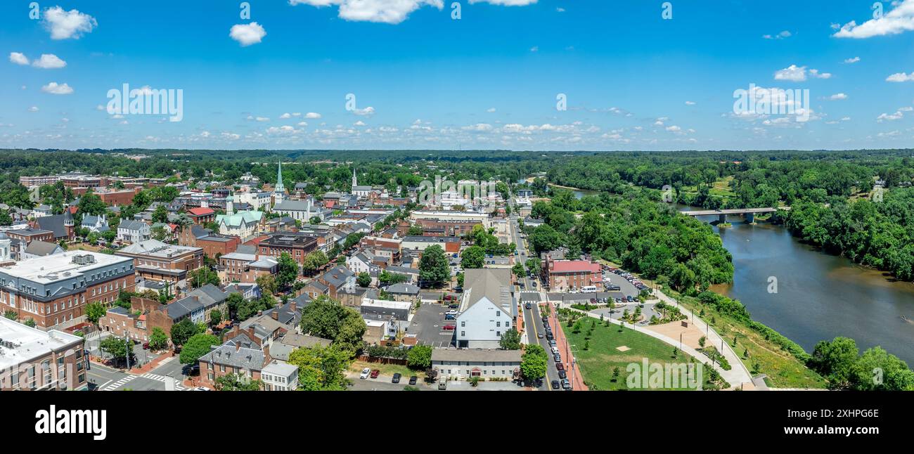 Blick aus der Vogelperspektive Fredericksburg Virginia mit Circuit Court Gebäude, historischem Geschäftsviertel, Baptistenkirche, Chatham Brücke über den Rappahannock River Stockfoto
