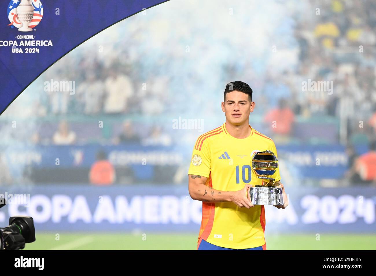 Miami Gardens, Usa. Juli 2024. James Rodriguez aus Kolumbien posiert für ein Foto, nachdem er 2024 am 14. Juli im Hard Rock Stadium in Miami Gardens zum besten Spieler des CONMEBOL Copa America Awards gewählt wurde. Foto: Rodrigo Caillaud/DiaEsportivo/Alamy Live News Credit: DiaEsportivo/Alamy Live News Stockfoto