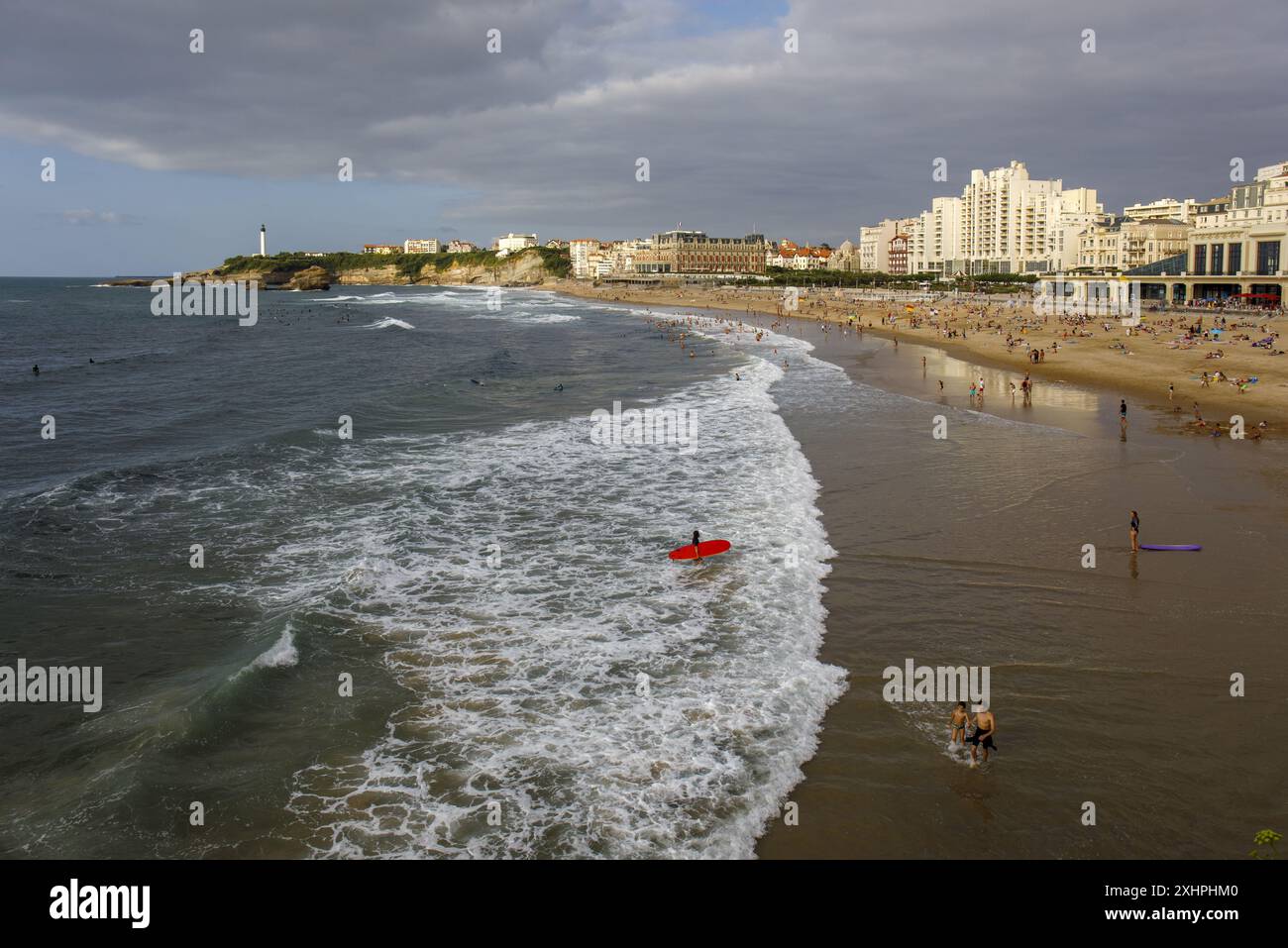 Frankreich, Pyrenäen Atlantiques, Baskenland, Biarritz, Grande Plage und Miramar Beach, Surfer Stockfoto