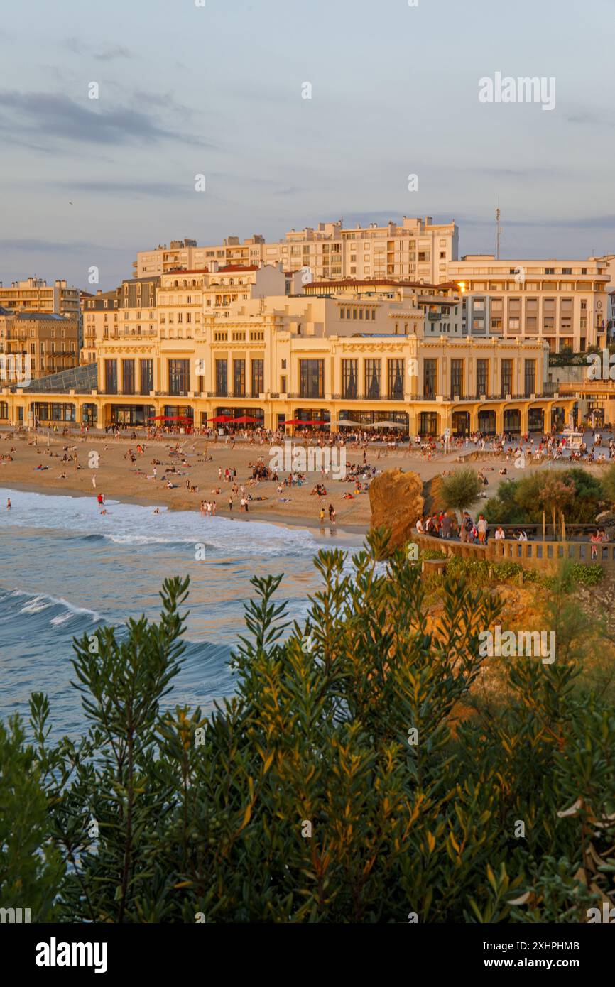 Frankreich, Pyrenäen Atlantiques, Baskenland, Biarritz, Grande Plage, der Playa de Biarritz und der Strand Miramar vom Felsen von Basta Stockfoto