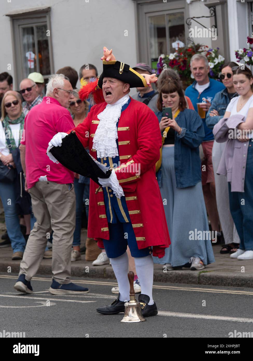 Der große Dunmow-Stadtschrei kündigt den Dunmow-Flitch-Prozess an, beginnend mit dem Schrei von oyez-oyez, klingelt eine Glocke und liest schließlich eine Proklamation. Stockfoto