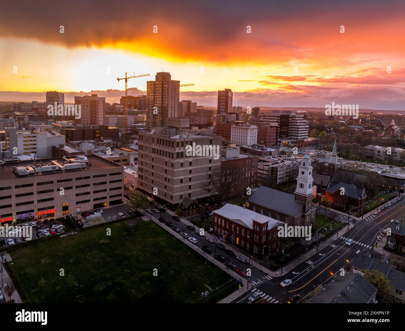 Blick aus der Vogelperspektive auf das Geschäftszentrum von New Brunswick in New Jersey mit atemberaubendem farbenfrohen Sonnenuntergang Stockfoto