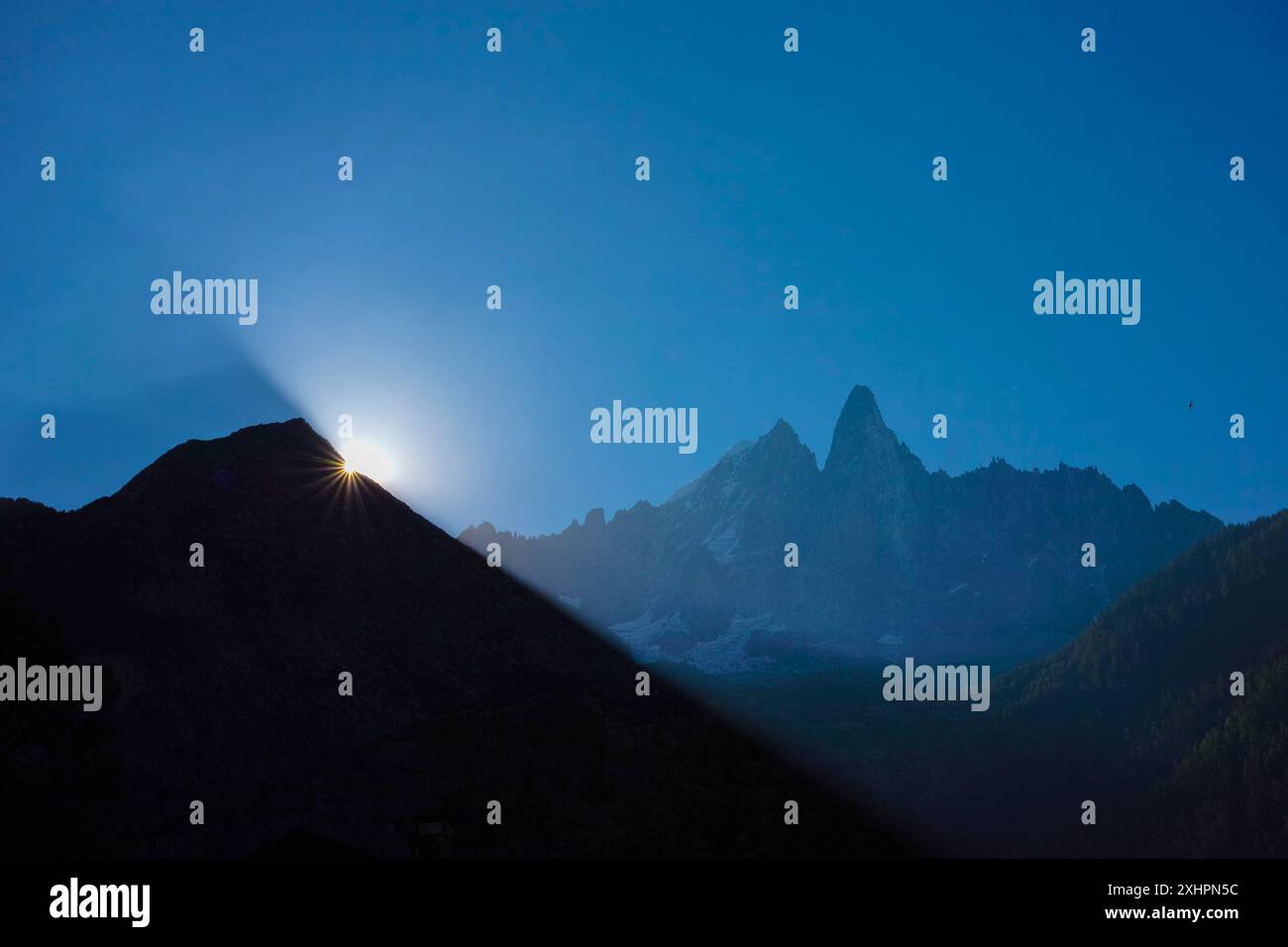 Frankreich, Haute Savoie, Chamonix Mont Blanc, Les Drus und Aiguille Verte bei Sonnenaufgang von Plaine des Praz Stockfoto