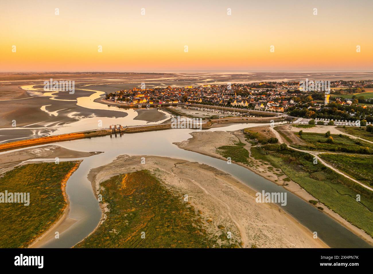 Frankreich, Somme, Somme-Bucht, Le Crotoy, dämmern über dem Dorf Le Crotoy, seinem kleinen Hafen und den umliegenden Hügeln, wo die Ströme Wind (aer Stockfoto