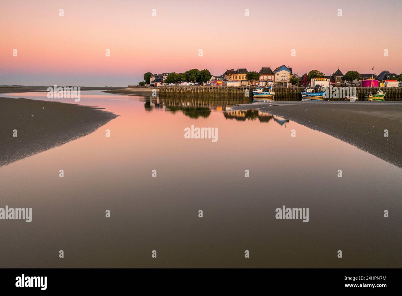 Frankreich, Somme, Somme-Bucht, Le Crotoy, dämmern über dem Dorf Le Crotoy, seinem kleinen Hafen und den umliegenden Hügeln, wo die Ströme Wind (aer Stockfoto