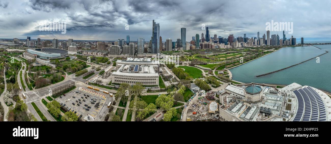 Aus der Vogelperspektive des Art Institute of Chicago renommierte Kunstmuseums im Millennium Park mit modernem Spielplatz, Skatingpfad, Butler Field und Wolkenkratzern Stockfoto