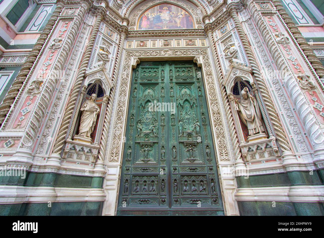 Nahaufnahme des Hauptportals der Kathedrale von Florenz. Florenz, Toskana, Italien. Stockfoto