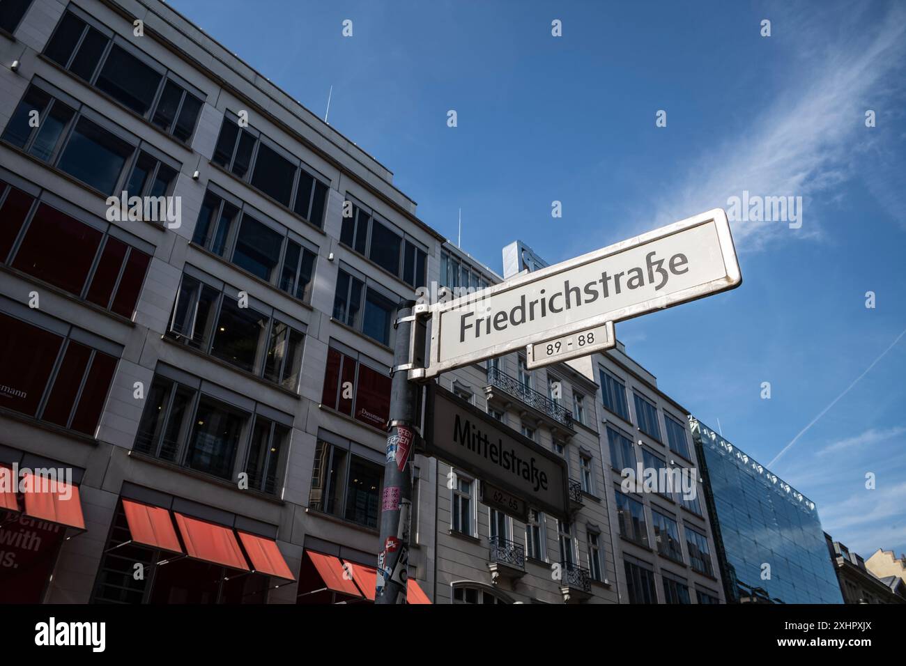 Friedrichstraße in Berlin, eine der bekanntesten Straßen im historischen Zentrum Berlins und wurde nach Kurfürst Friedrich III. Benannt Stockfoto