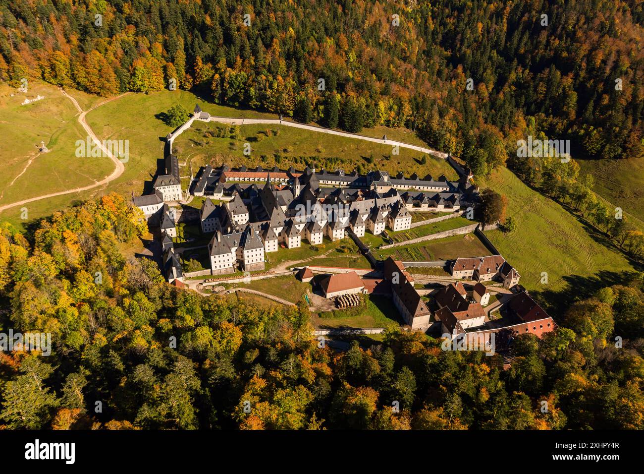 Frankreich, Isere, Saint-Pierre-d'Entremont, der regionale Naturpark Chartreuse, das Kloster der Grande Chartreuse, Historic Monument class (Luftaufnahme Stockfoto