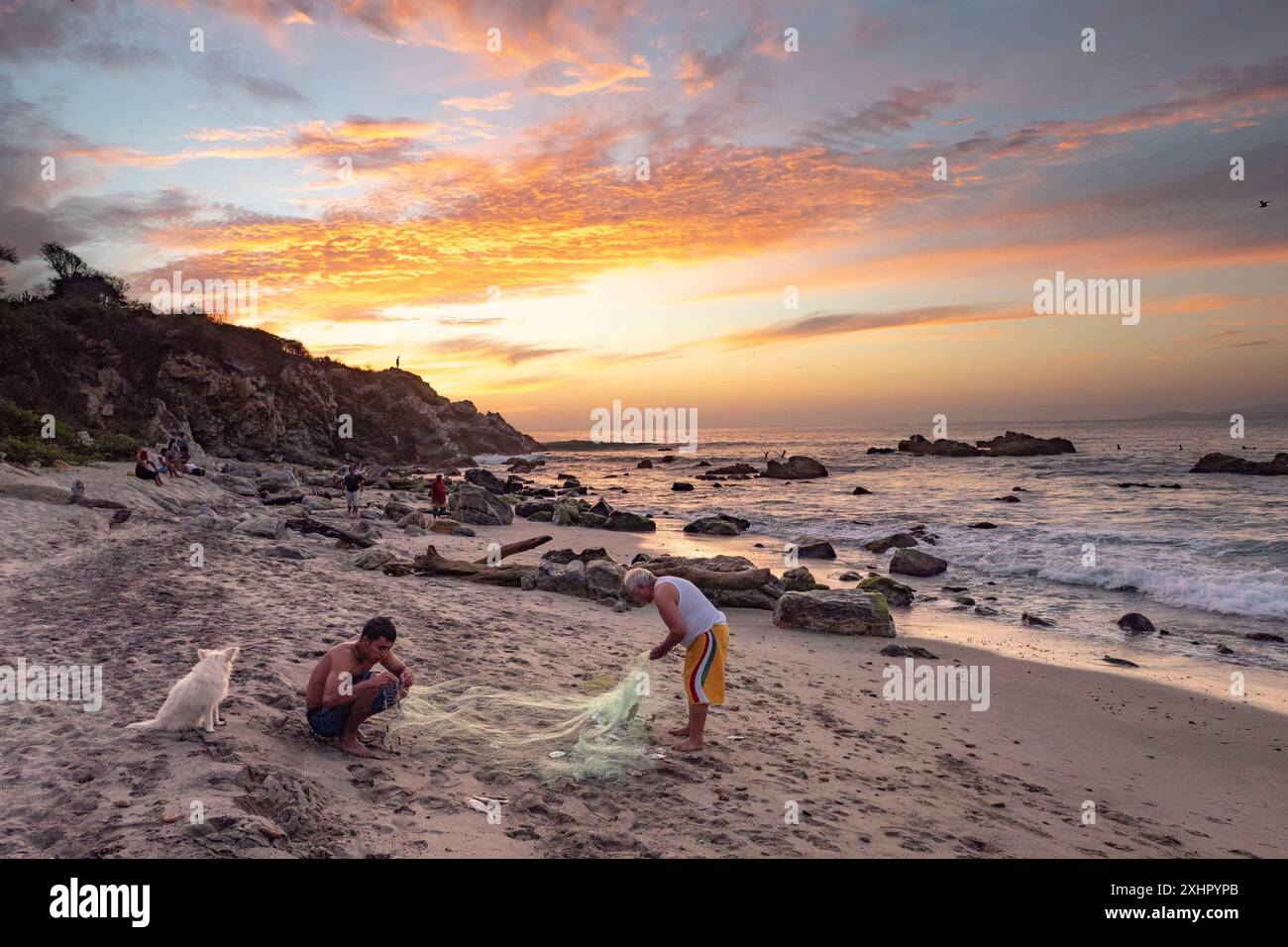 Mexiko, Bundesstaat Oaxaca, Puerto Escondido und sein Strand, Punta Zicatela, Fischer und Fische am Strand, Netzangeln, Harpune oder mit dem Boot Stockfoto