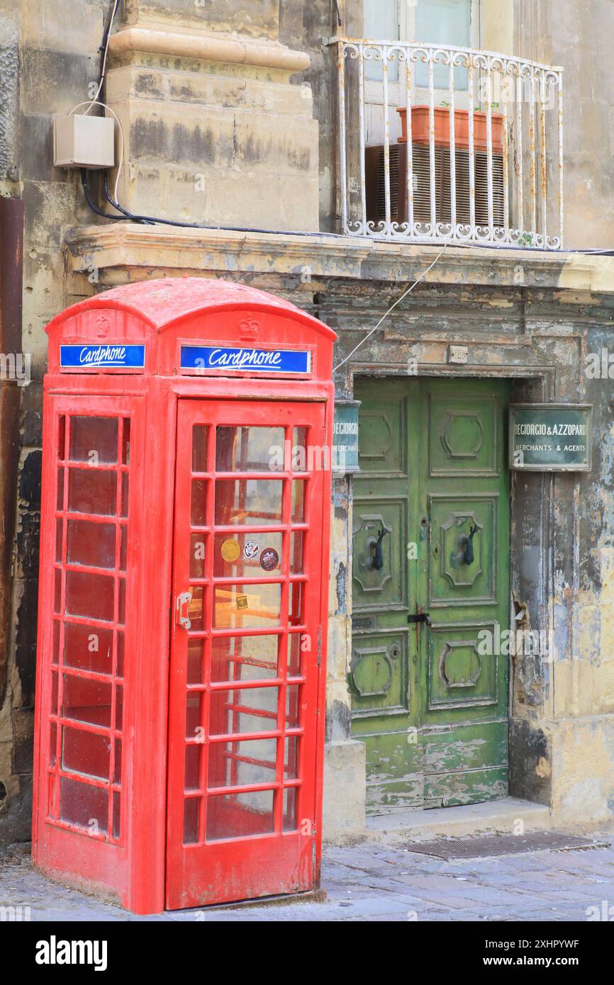 Malta, Valletta, Stadt, die von der UNESCO zum Weltkulturerbe erklärt wurde, typisch britische rote Telefondose Stockfoto