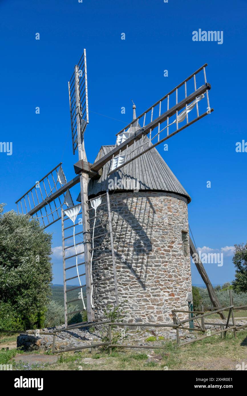 Frankreich, Herault, Faugeres, regionaler Naturpark Haut-Languedoc, Windmühle Trois Tours aus dem 16. Jahrhundert Stockfoto