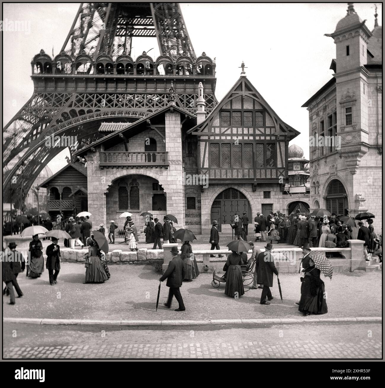 PARIS Expo Exposition 1900 mit Besuchern in den Stilen und Moden der 1900er Jahre war sie die größte und berühmteste Ausstellung, die jemals in Paris stattfand. Die Veranstaltung veränderte Frankreichs Hauptstadt und stärkte ihren Status als Stadt der Lichter. Die Expo 1900 Paris brachte neue Bahnhöfe, symbolträchtige neue Brücken und Gebäude sowie die erste U-Bahn-Linie überhaupt mit sich. Stockfoto