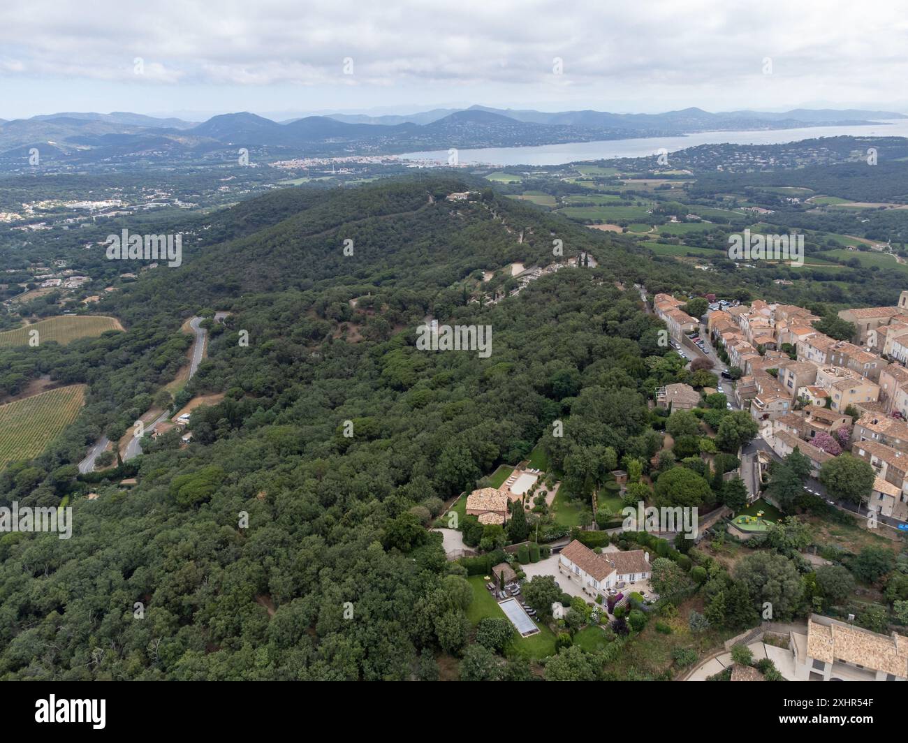 Blick aus der Vogelperspektive auf grüne Hügel, Kiefern und Eichen, Häuser, Golf von saint-tropez, Dorf Gassin, Weinberge, Provence, Var, Frankreich Stockfoto