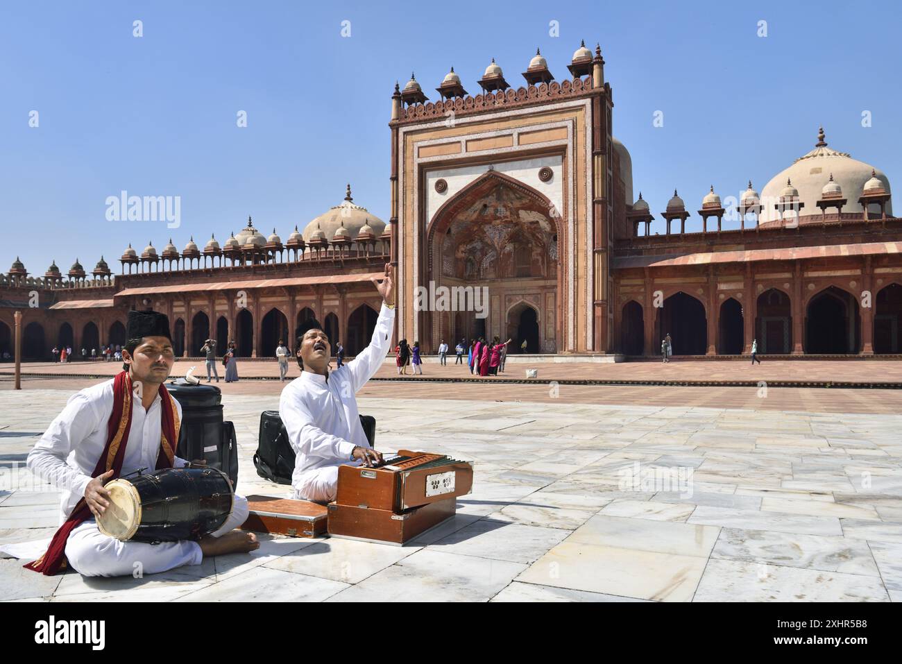 Indien, Uttar Pradesh, UNESCO-Weltkulturerbe, Fatehpur Sikri, Jama Masjid, Qawali-Musiker, die vor dem Grab des Sufi saint Salim Chishti spielen Stockfoto