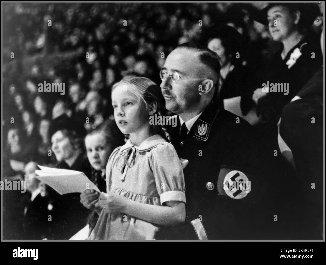 HIMMLER und TOCHTER Gudrun mit ihrem Vater Heinrich Himmler der höchste NS-Beamte des Dritten Reichs nach Adolf Hitler, 1938 in Berlin Gudrun Margarete Elfriede Emma Anna Burwitz (* 8. August 1929–24. Mai 2018) war die Tochter von Heinrich Himmler und Margarete Himmler. Ihr Vater war als Reichsführer-SS ein führendes Mitglied der NSDAP und Chefarchitekt der Endlösung Stockfoto