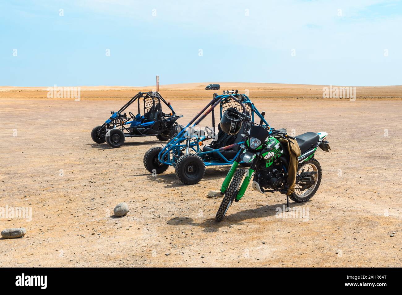 Paracas, Peru - 18. März 2019: Dünenbuggys bereit für Wüstentouren. Stockfoto