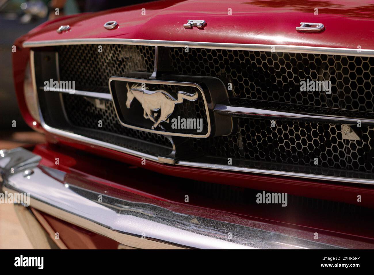 1966 Ford Mustang Stoßfänger mit Emblem und Logo. Stockfoto