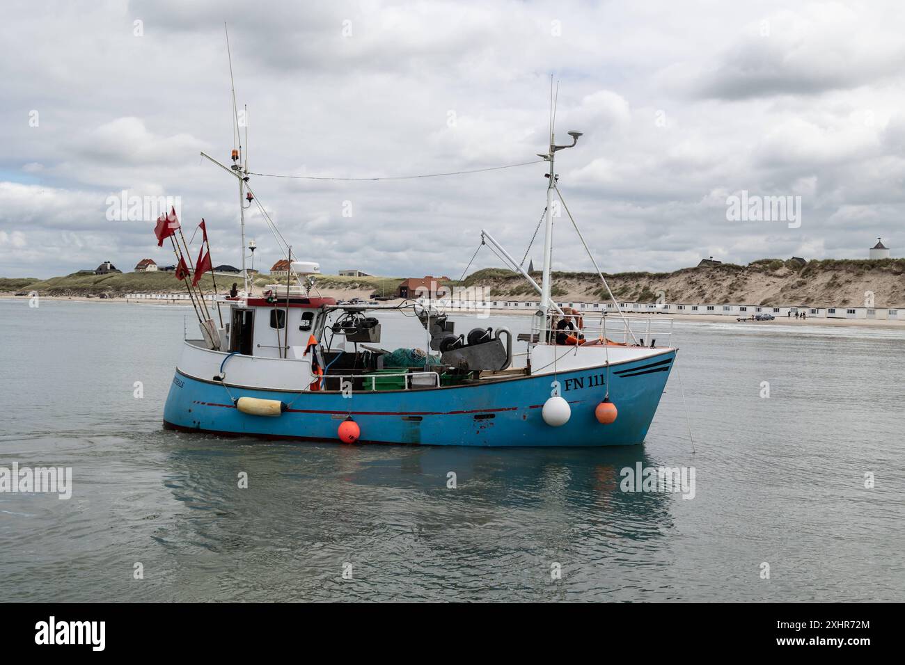 Ein Fischereifahrzeug ist ein Boot oder Schiff, das zum Fangen von Fischen und anderen wertvollen Wassertieren wie Garnelen, Krills, Coleoiden usw. im Meer, im See oder Fluss verwendet wird. Menschen haben verschiedene Arten von Überwasserschiffen in der kommerziellen, handwerklichen und Freizeitfischerei eingesetzt. Lokken Lokken Mole Dänemark Copyright: XKristianxTuxenxLadegaardxBergx 2E6A9036 Stockfoto