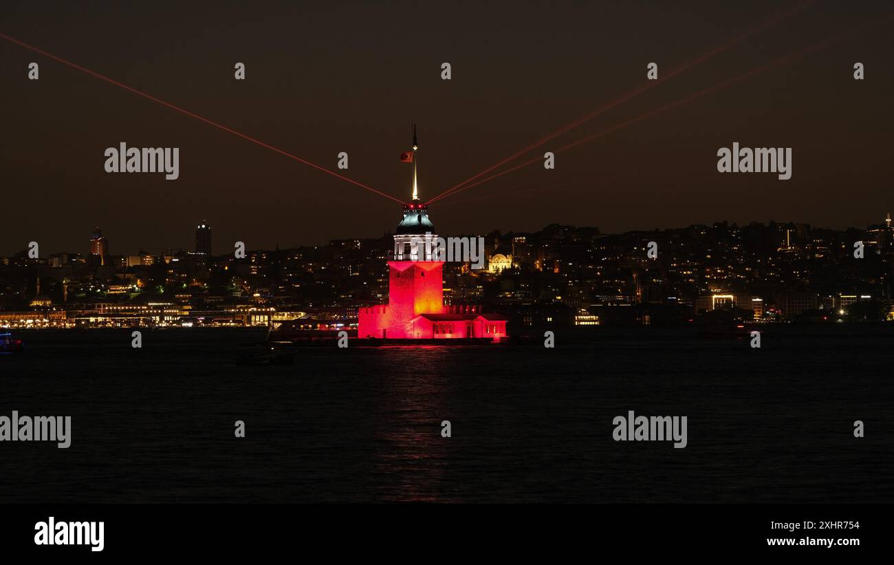 Ein atemberaubendes Nacht- und Langzeitfoto, das eine Lichtshow im Maidenturm Kız Kulesi in Istanbul zeigt. Stockfoto
