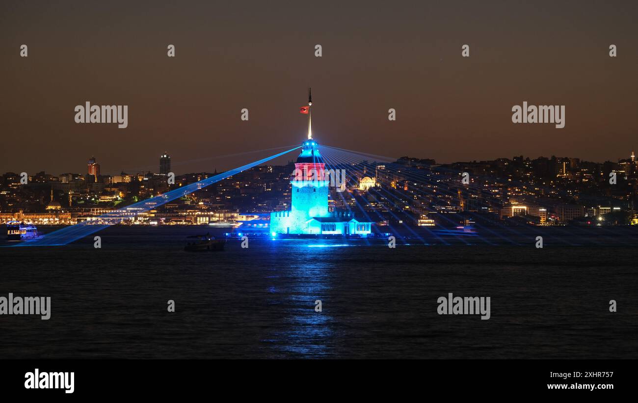 Ein atemberaubendes Nacht- und Langzeitfoto, das eine Lichtshow im Maidenturm Kız Kulesi in Istanbul zeigt. Stockfoto