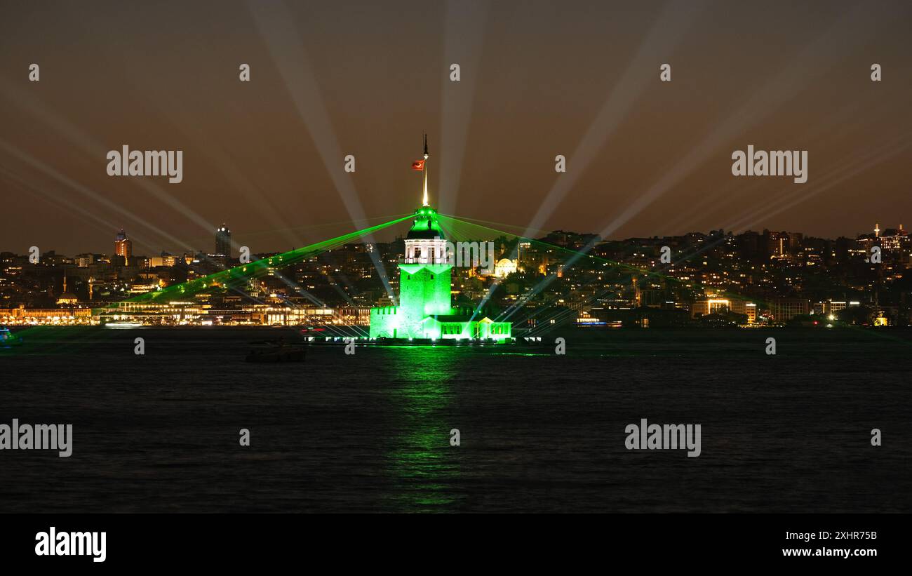 Ein atemberaubendes Nacht- und Langzeitfoto, das eine Lichtshow im Maidenturm Kız Kulesi in Istanbul zeigt. Stockfoto
