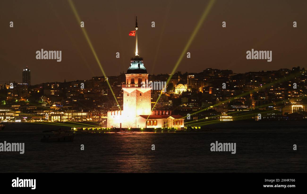 Ein atemberaubendes Nacht- und Langzeitfoto, das eine Lichtshow im Maidenturm Kız Kulesi in Istanbul zeigt. Stockfoto