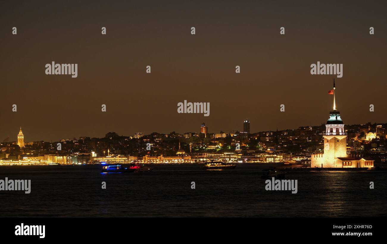 Ein Nachtfoto mit Langzeitbelichtung zeigt eine synchronisierte Lichtshow zwischen dem Maidenturm (Kız Kulesi) und dem Galatenturm in Istanbul. Stockfoto