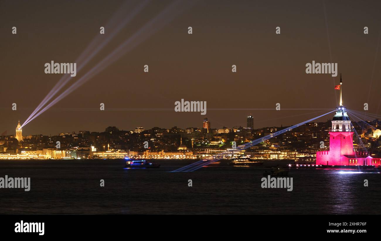 Ein Nachtfoto mit Langzeitbelichtung zeigt eine synchronisierte Lichtshow zwischen dem Maidenturm (Kız Kulesi) und dem Galatenturm in Istanbul. Stockfoto
