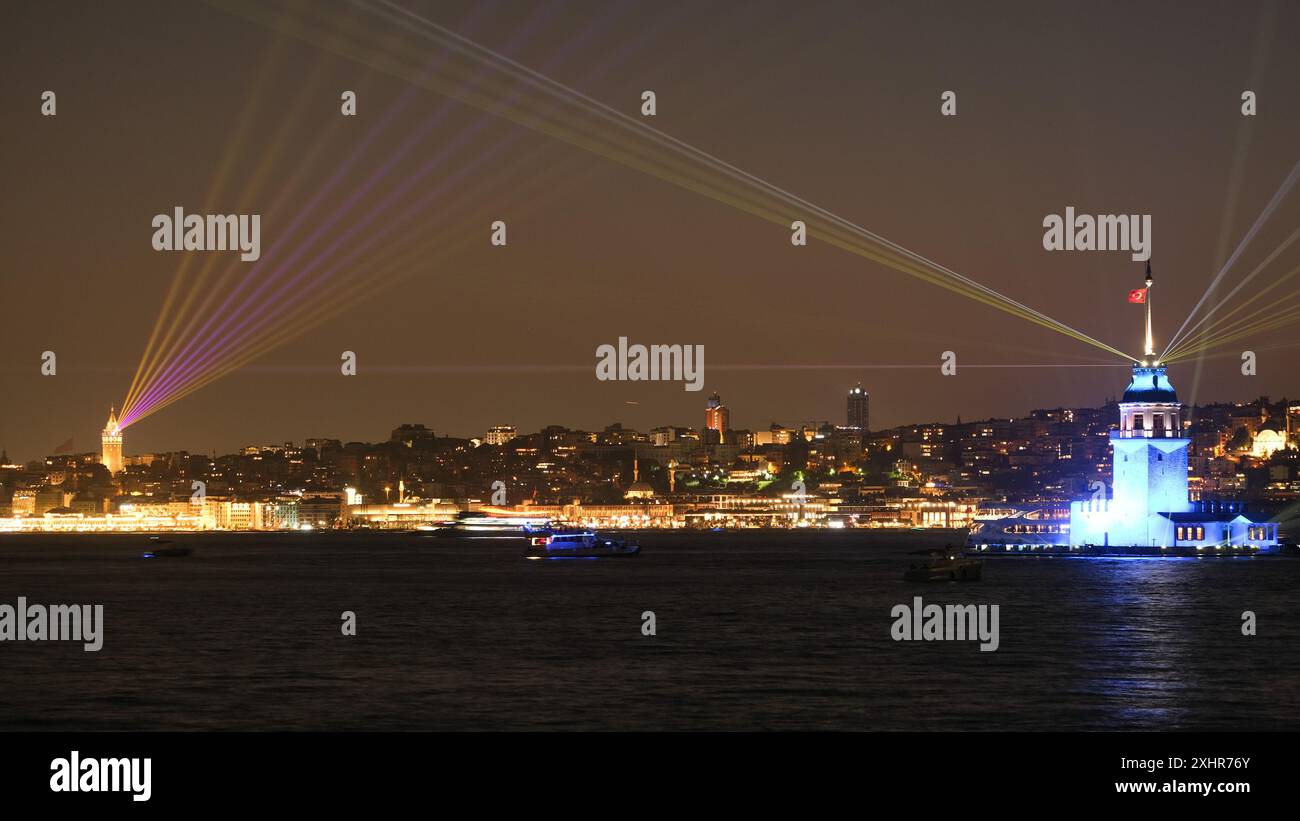 Ein Nachtfoto mit Langzeitbelichtung zeigt eine synchronisierte Lichtshow zwischen dem Maidenturm (Kız Kulesi) und dem Galatenturm in Istanbul. Stockfoto