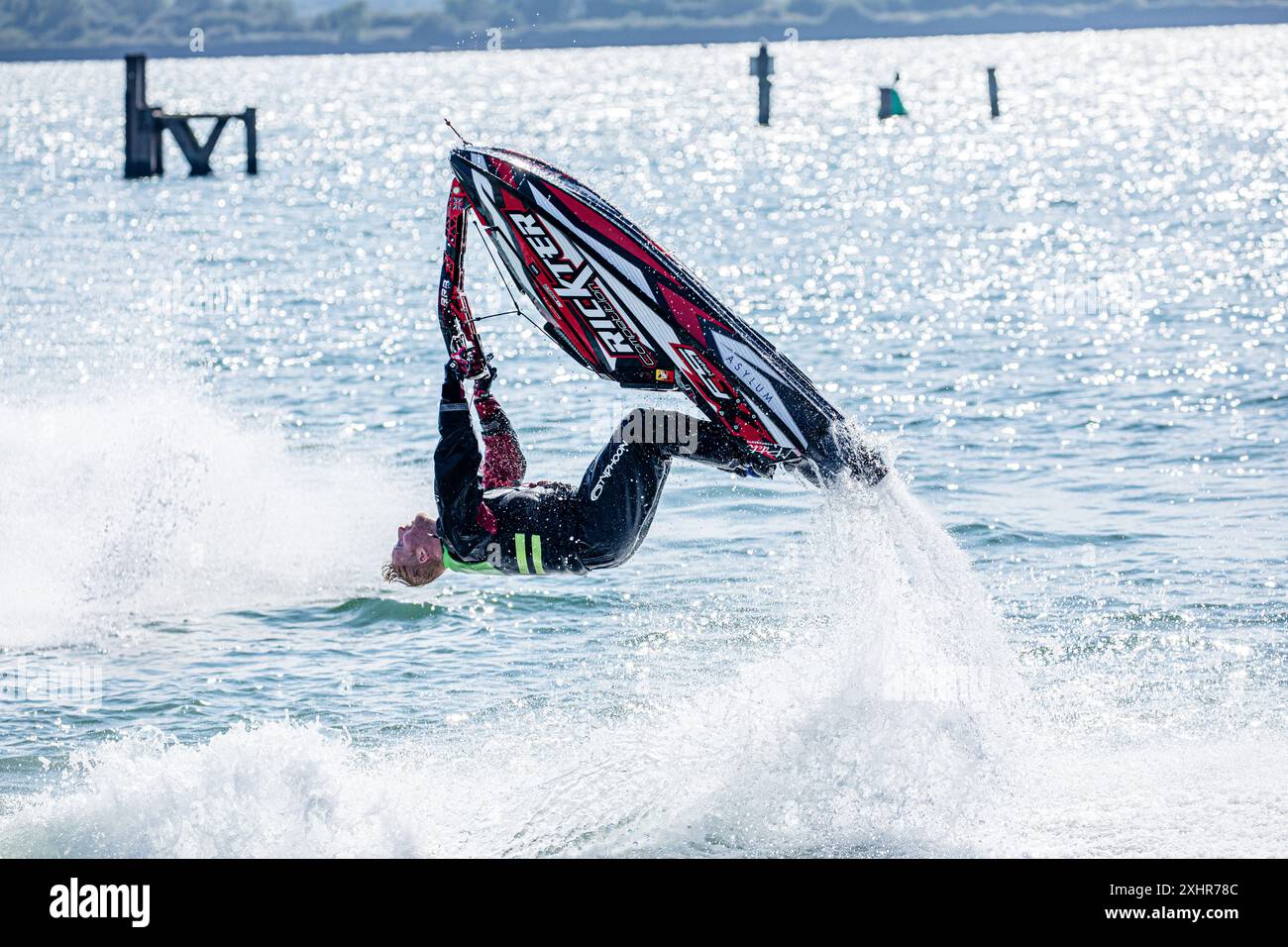 Jestski / Jetski in aufregender akrobatischer Freestyle Flip / Flipping, Extremsport, Serie von Drehungen Stockfoto