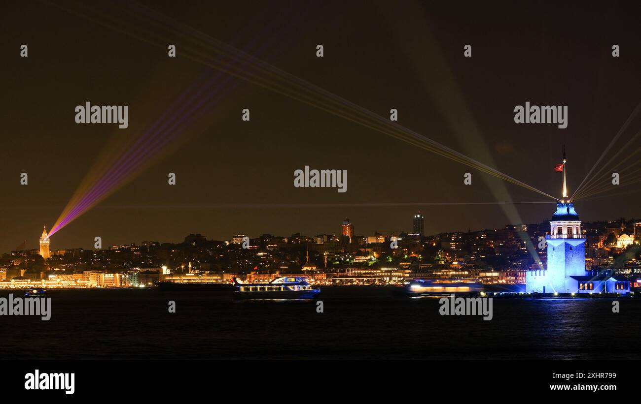 Ein Nachtfoto mit Langzeitbelichtung zeigt eine synchronisierte Lichtshow zwischen dem Maidenturm (Kız Kulesi) und dem Galatenturm in Istanbul. Stockfoto