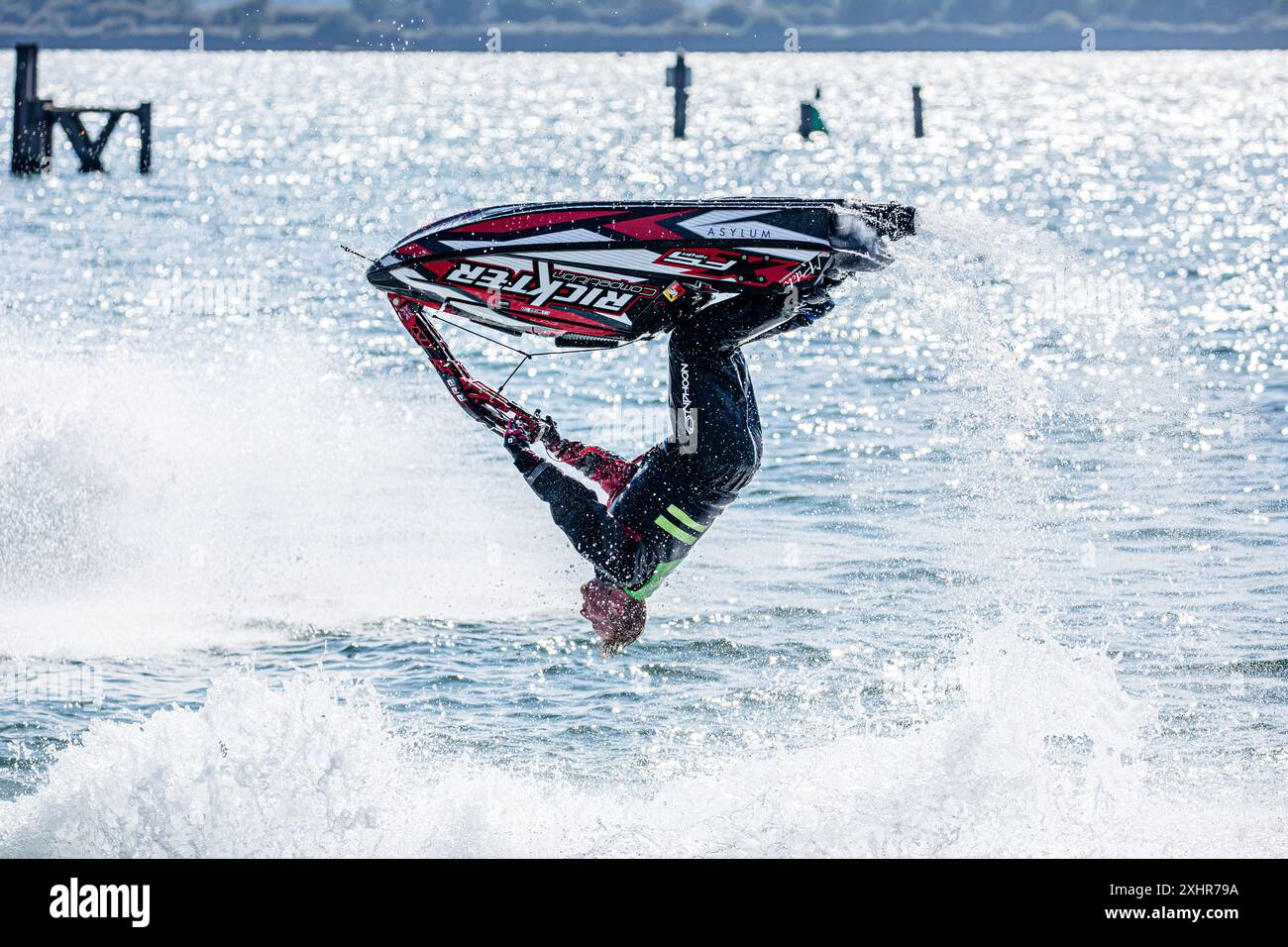 Jestski / Jetski in aufregender akrobatischer Freestyle Flip / Flipping, Extremsport, Serie von Drehungen Stockfoto