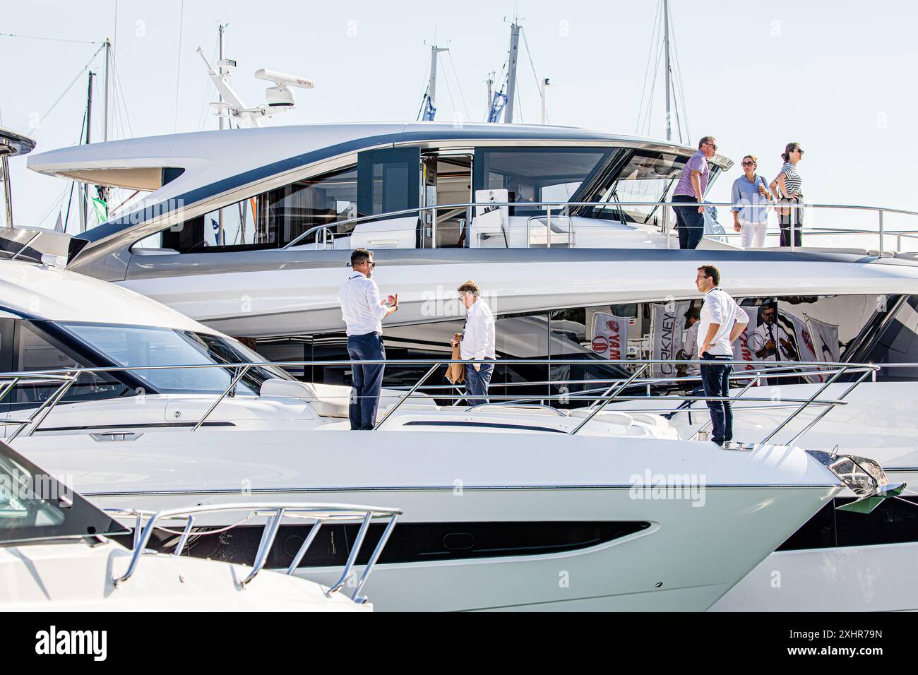 Nahaufnahme / Nahaufnahme von 6 Personen an Deck von Luxusyachten / Booten bei southampton Bootshow. Stockfoto