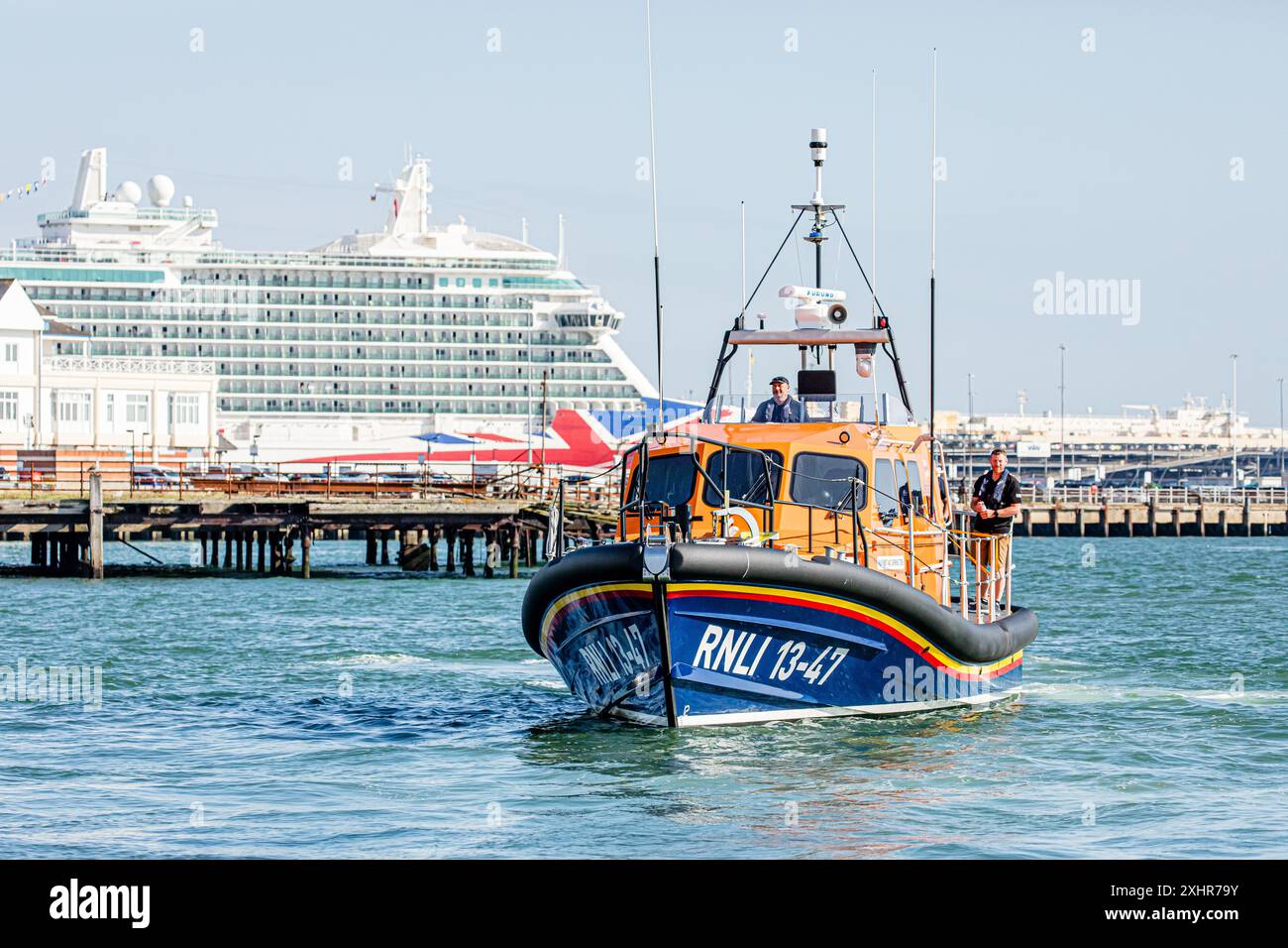 RNLI 13-47 Rettungsboot fährt durch das Wasser – Blick von vorne und von der Seite Stockfoto
