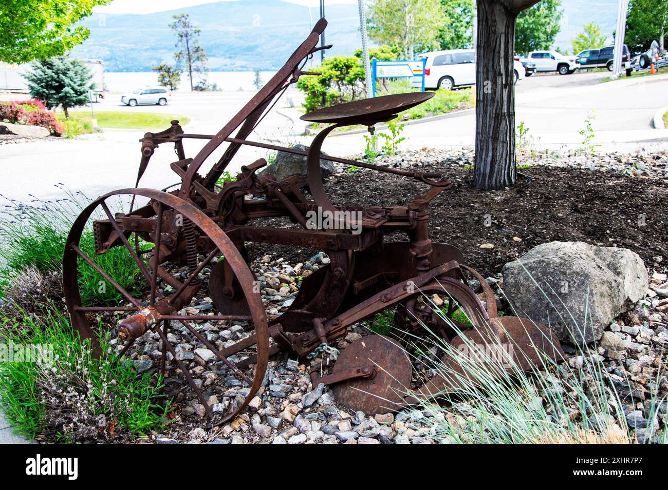Alte landwirtschaftliche Ausrüstung im Touristeninformationszentrum in Kelowna, British Columbia, Kanada Stockfoto