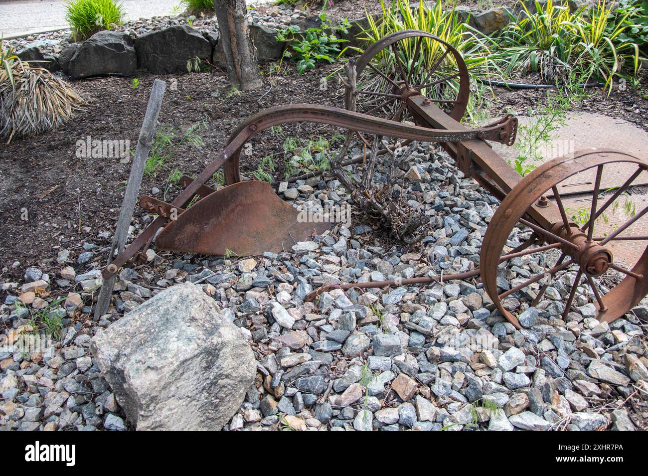 Alte landwirtschaftliche Ausrüstung im Touristeninformationszentrum in Kelowna, British Columbia, Kanada Stockfoto