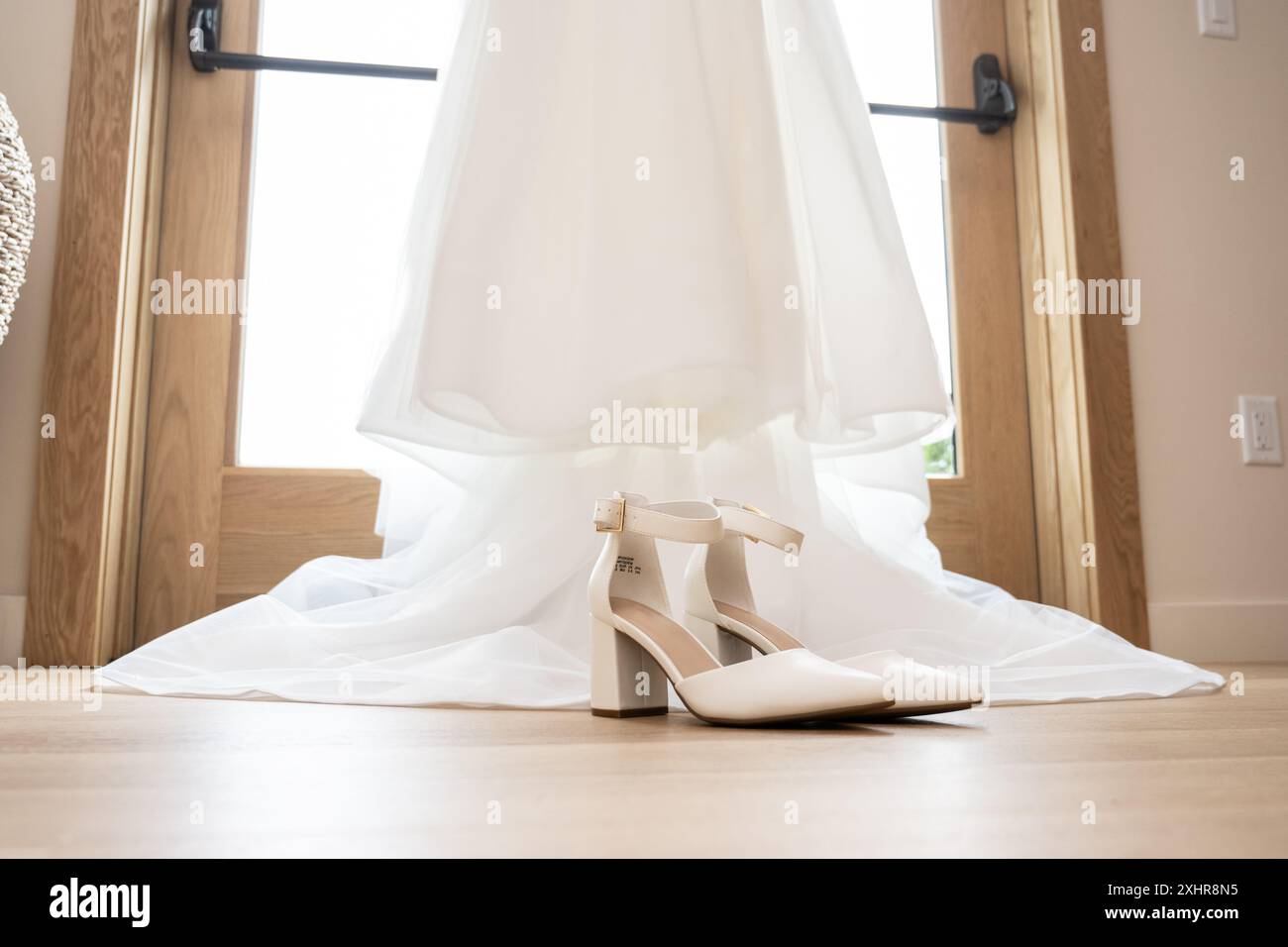 Hochzeitskleid und -Schuhe passen perfekt zu dem besonderen Tag dieser Braut. Stockfoto